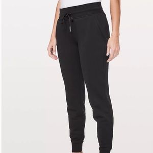 lululemon jogger black size 6